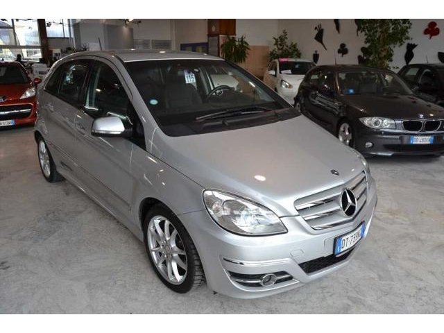 Mercedes-Benz B 180