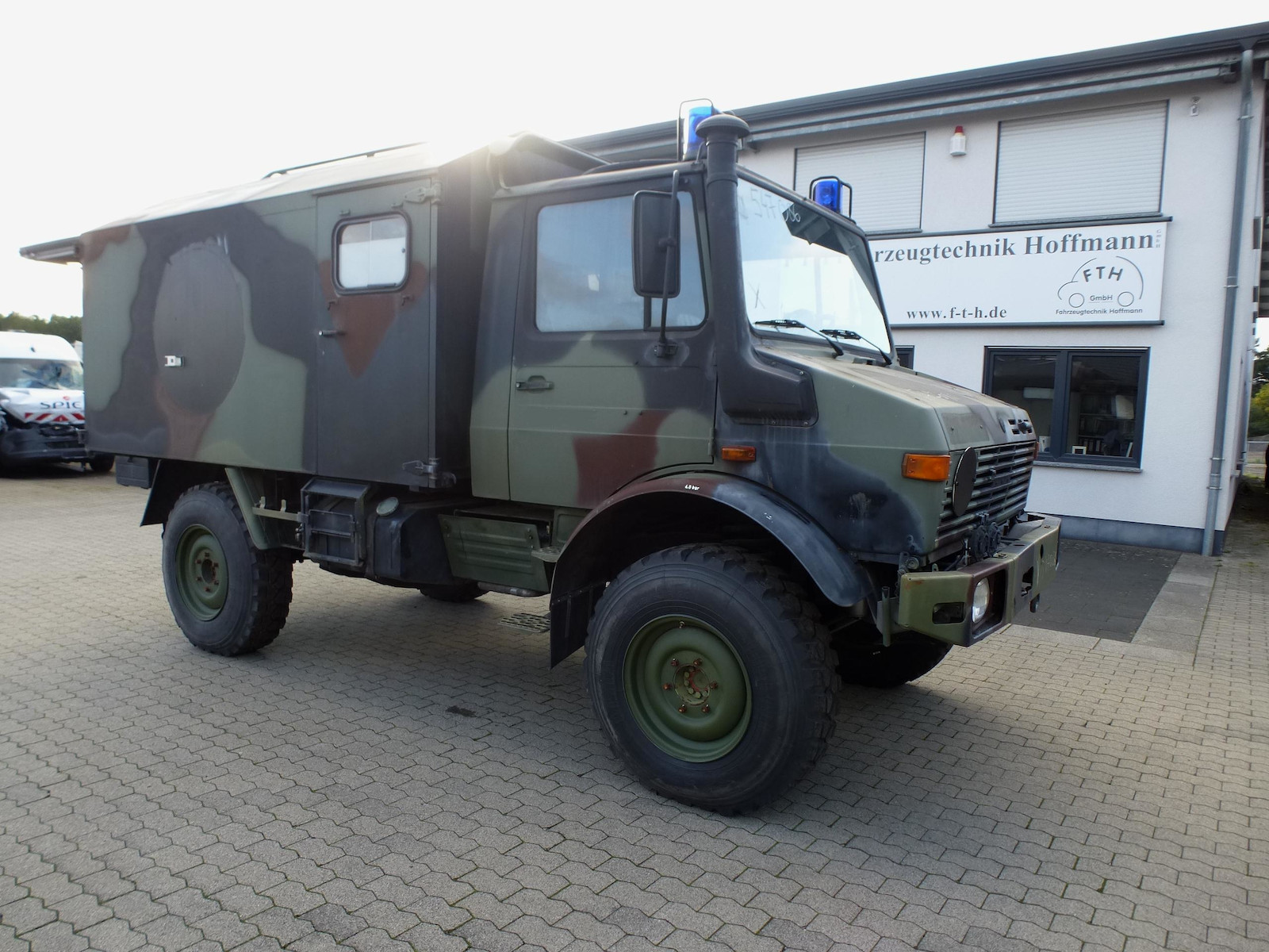 Unimog U 1300 L San Koffer