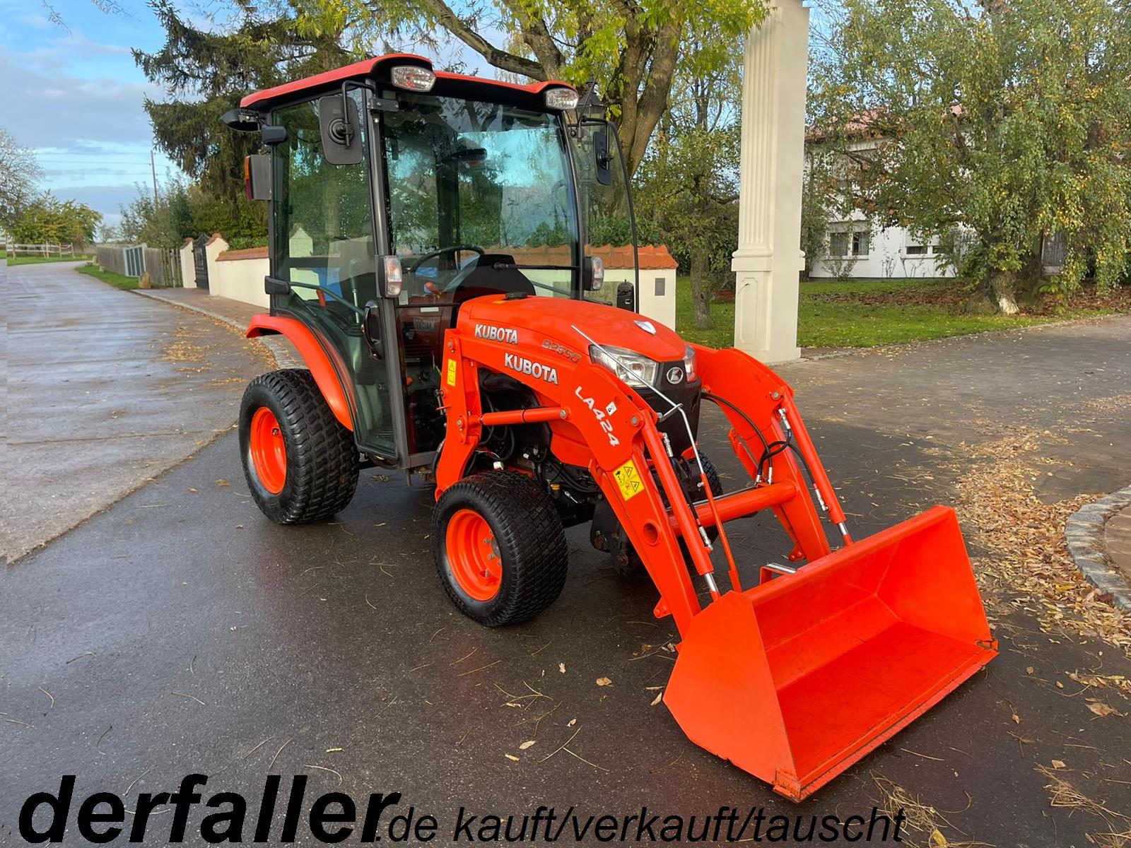 Kubota B2650 mit Frontlader und Schaufel