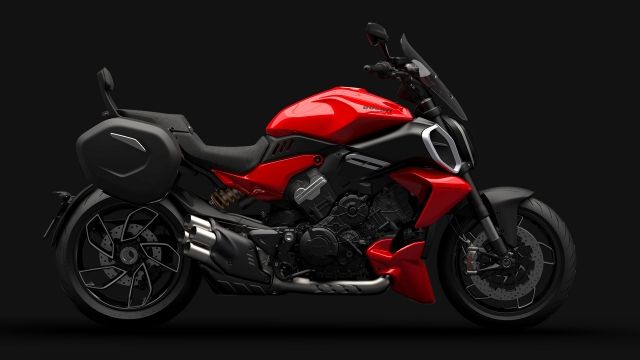 Ducati Diavel V4 red Touring Travel DUCATIPIRNA