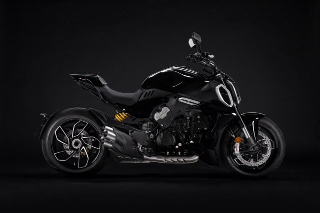 Ducati Diavel V4 black Touring Travel DUCATIPIRNA