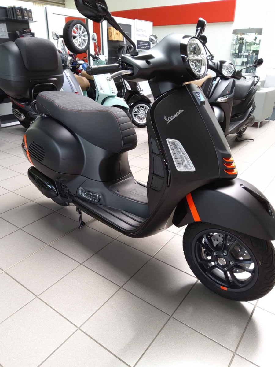 Vespa GTS 125 SUPERSPORT - NEUFAHRZEUG - INCL. TOPCASE