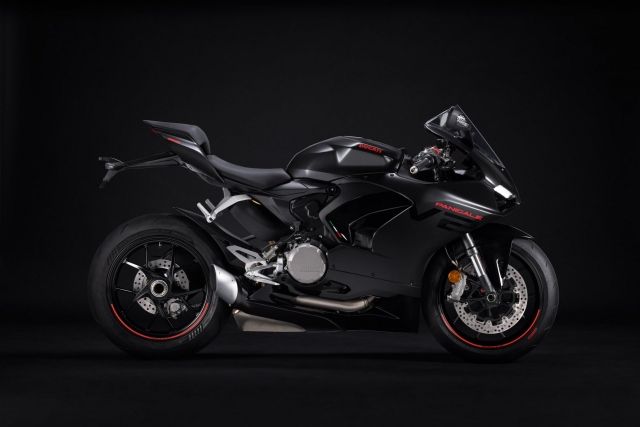 Ducati PANIGALE V2 Black on Black DUCATIPIRNA