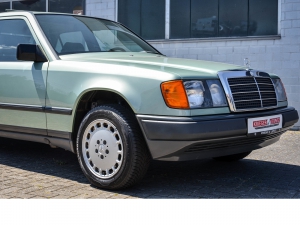 Mercedes-Benz 200 D W124 Nelkengrn guter Zustand Ahk. WD-Glas