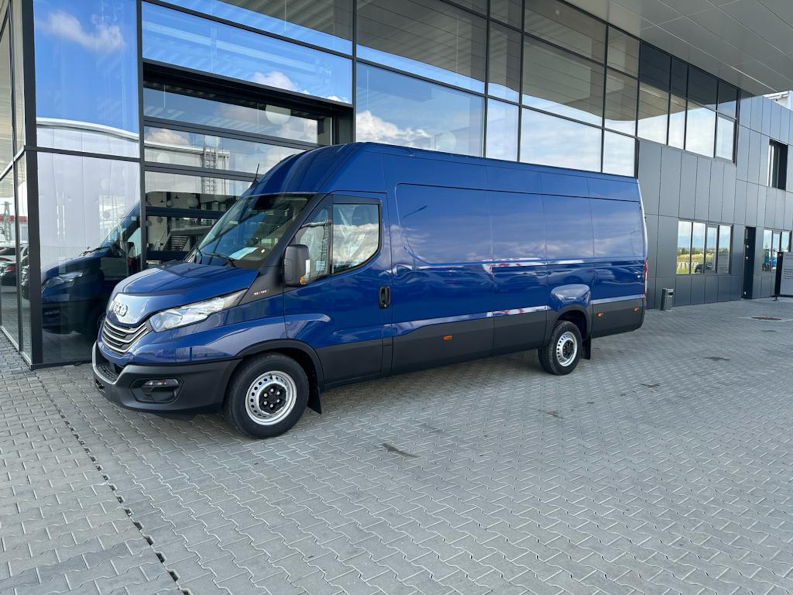 Iveco Daily 35S18H V AUTOFURGON Clima Pilot DAB