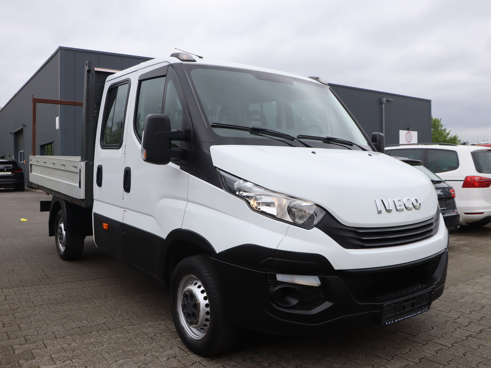 Iveco Daily PRITSCHE DOPPELKABINE 35S12 / 7-SITZER