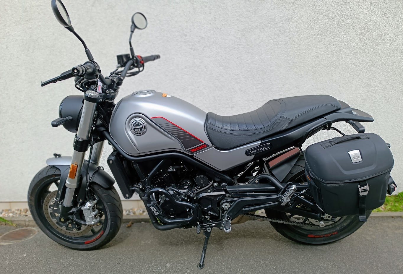 Benelli Leoncino 500, mit Zubehör