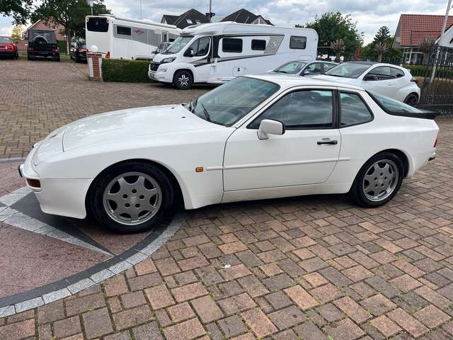 Porsche 944