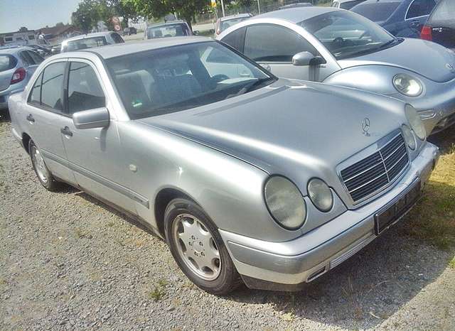 Mercedes-Benz E 200