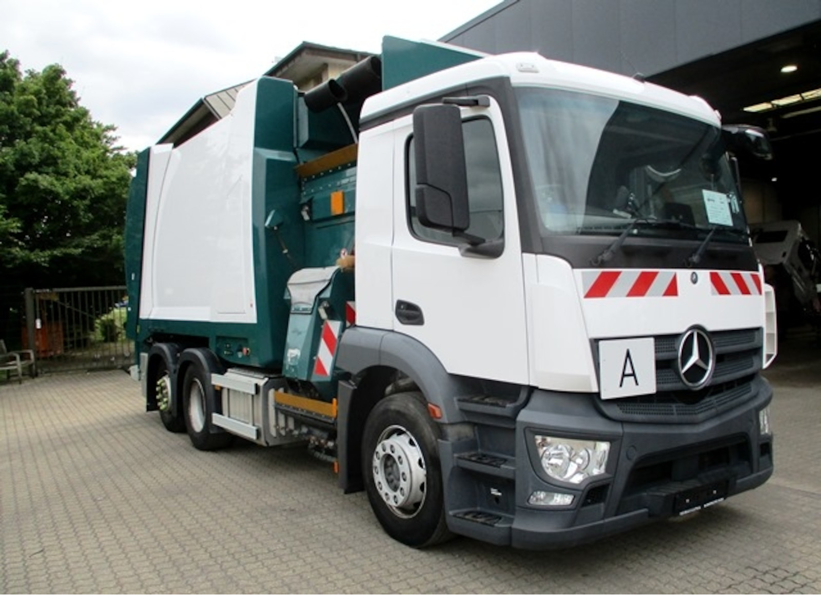 Mercedes-Benz 2533 6x2 Antos Zöller XL 28 Seitenlader