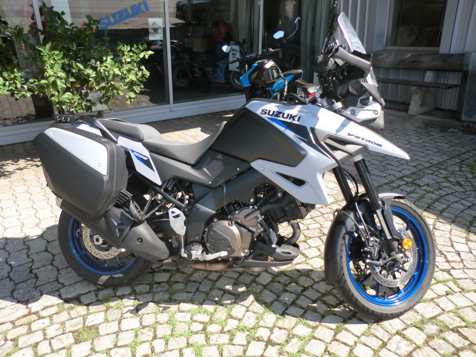 Suzuki V-Strom 1050, mit Koffer und TomTom Navi