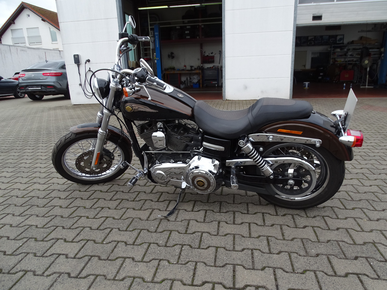 Harley Davidson FXDC Dyna Super Glide Custom 110th Anniversary,1. Hand