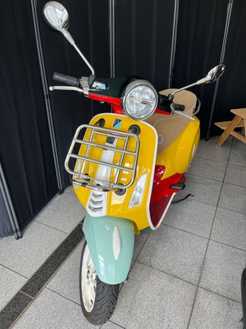 Vespa Primavera Sean Wotherspoon