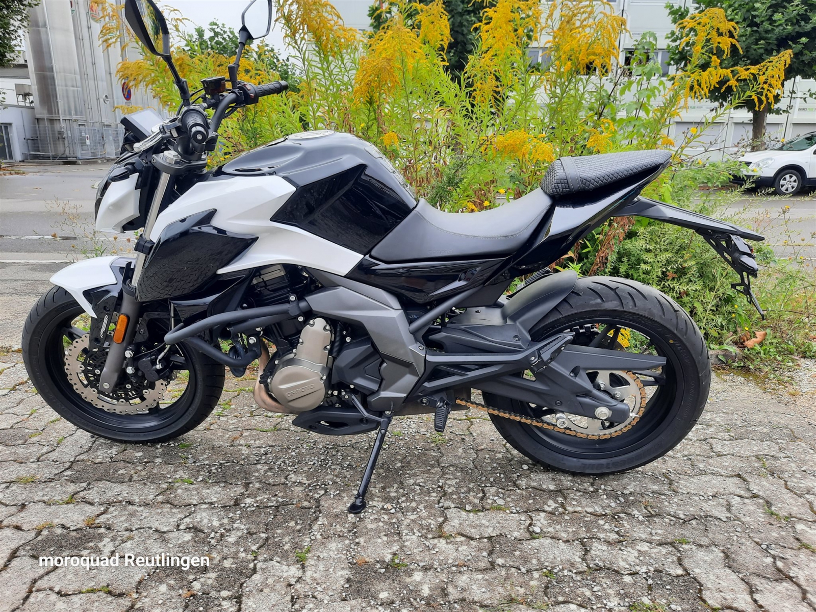 CFMOTO 650NK, Fahrzeug mit 25mm VH Tieferlegung ausgestattet. Sitzhöhe 755mm