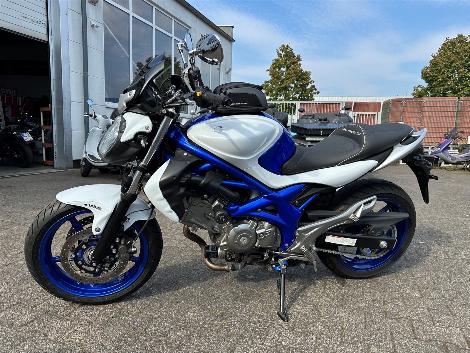 Suzuki SFV 650 Gladius, inkl. Zubehör & Anbauteile