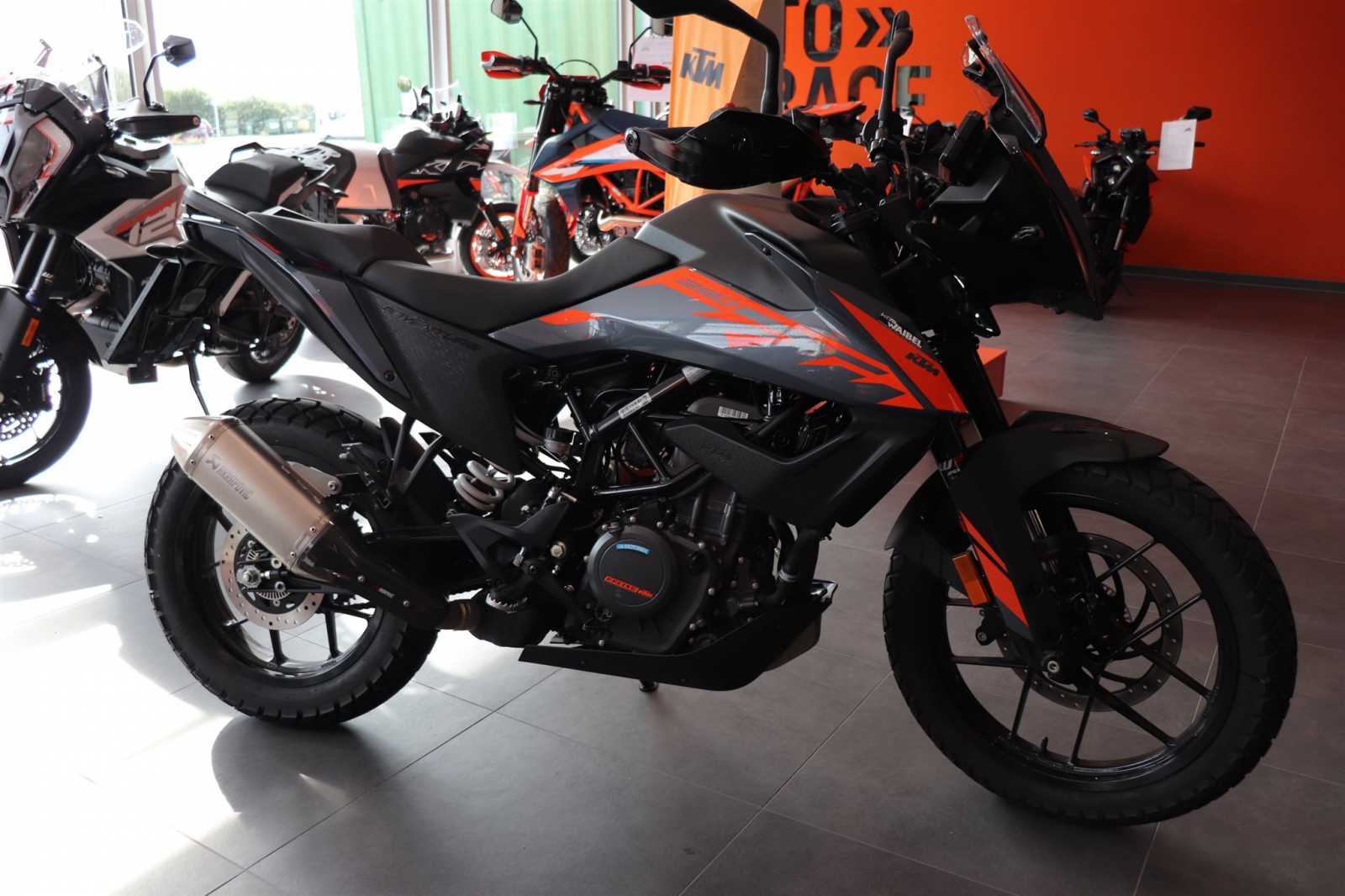 KTM 390 Adventure, inkl. QS+ und Akra-SlipOn