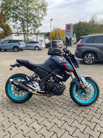 Yamaha MT-125 Shark SCR4 Auspuff, Tankrucksack, NT Umbau