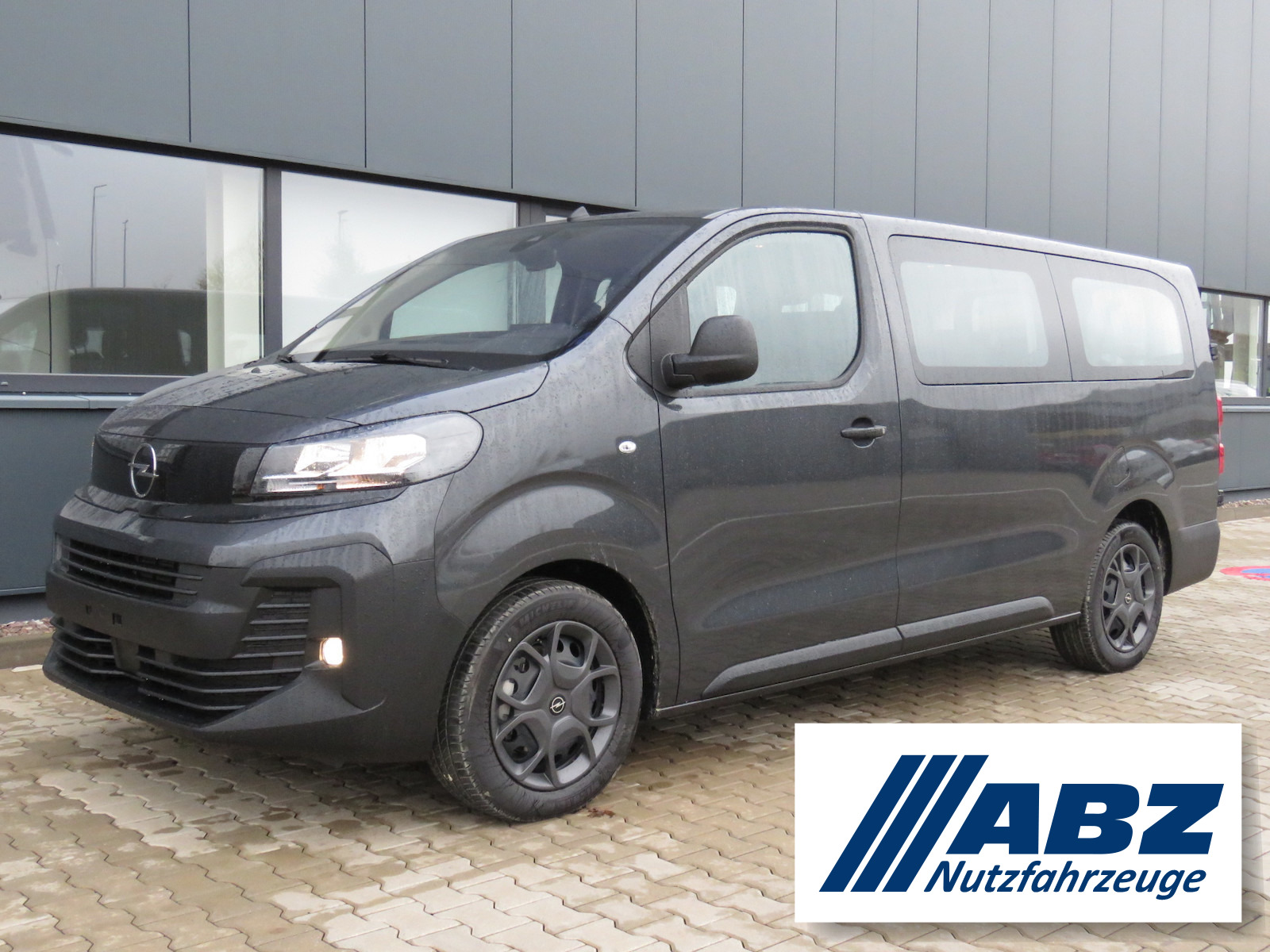 Opel Vivaro lang / 9-Sitzer / 180 PS Automatik