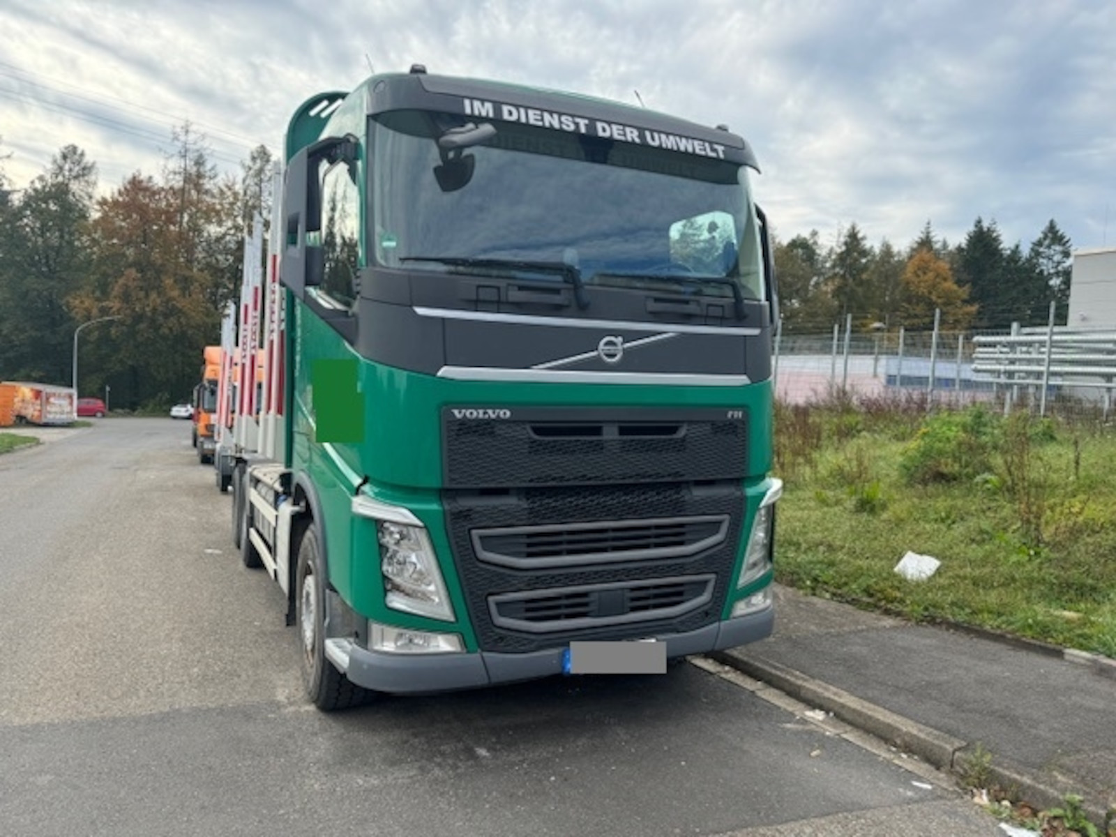 Volvo FH 64 R mit Holzanhänger