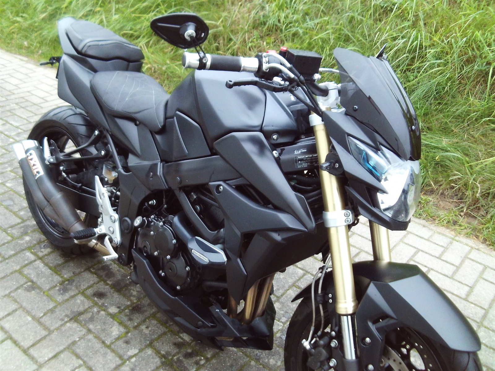 Suzuki GSR 750, viel ZB