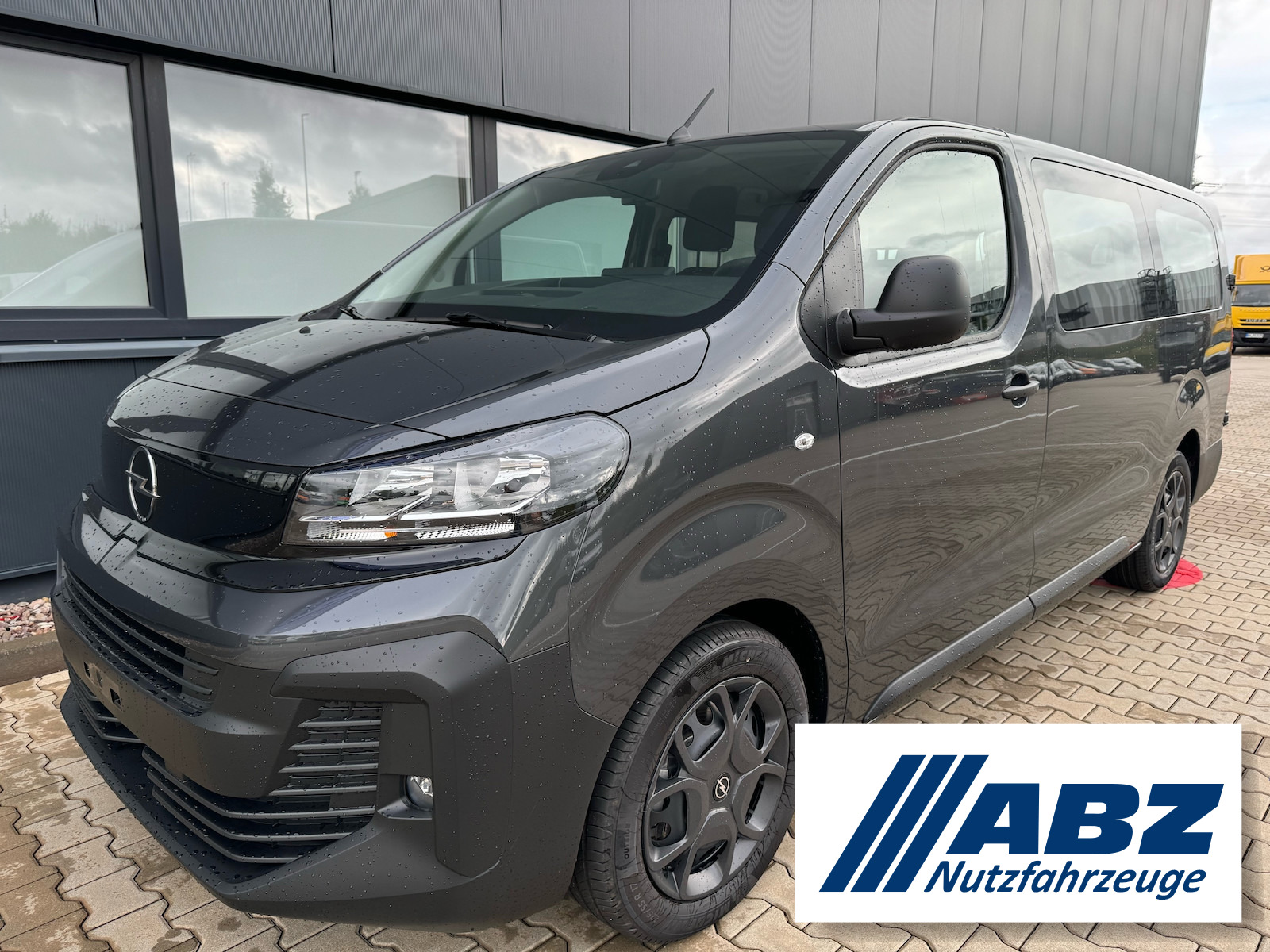 Opel Vivaro lang / 9-Sitzer / 180 PS Automatik