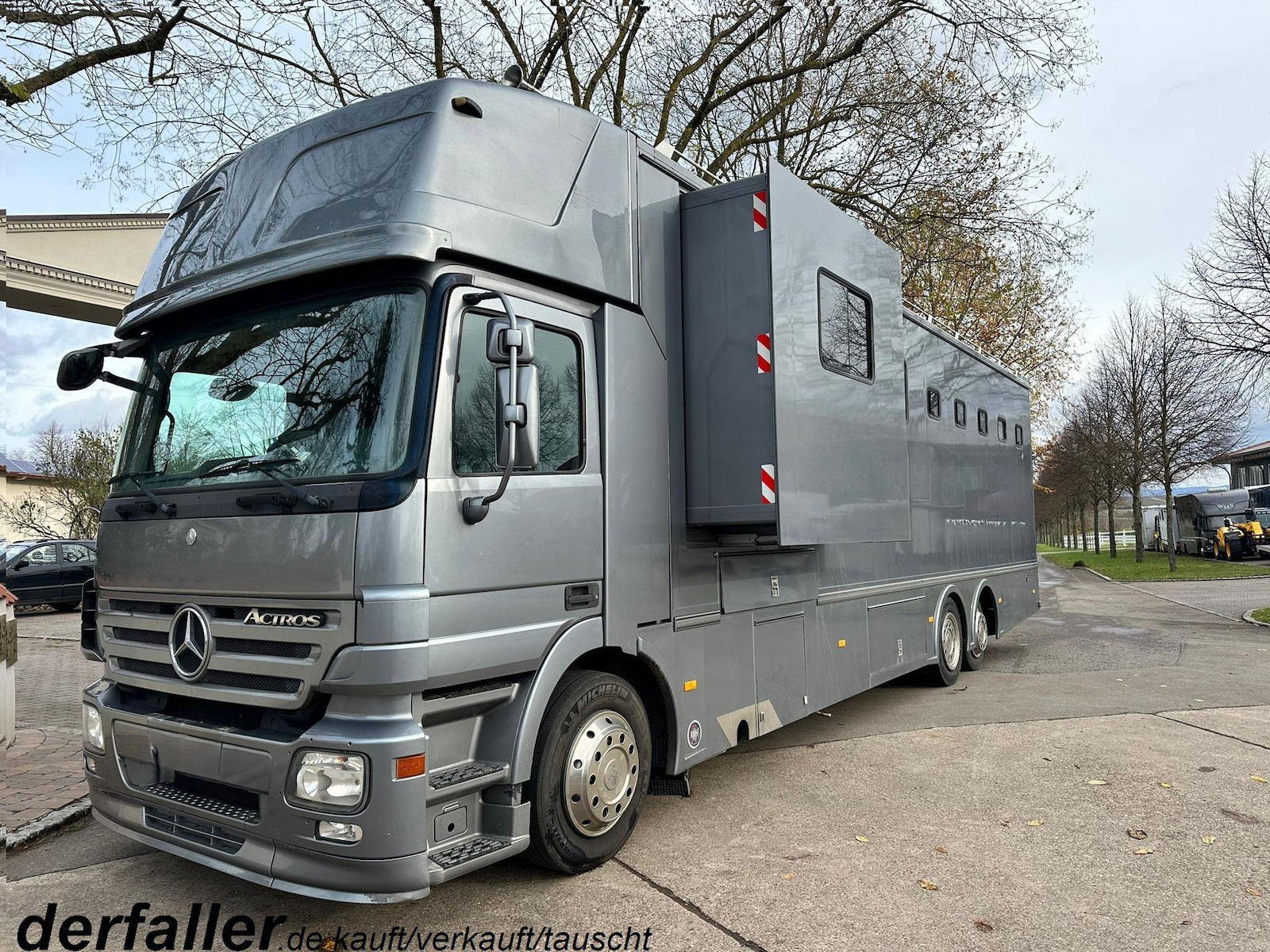 Mercedes-Benz Actros 2544 6 Pferde + Kiste Popout