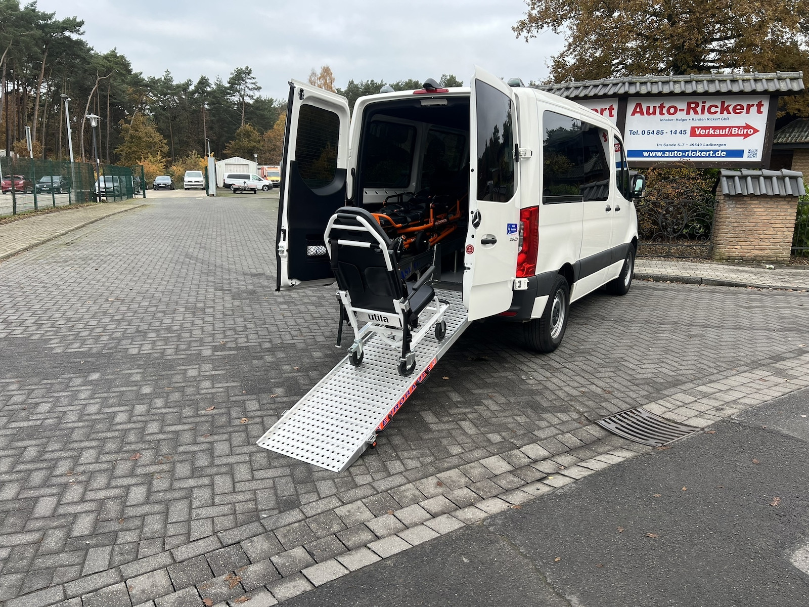 Mercedes-Benz Sprinter 215 CDI L1H1 MBUX, LED, KTW, Trage+ Tragestuhl, Rollstuhlumbau