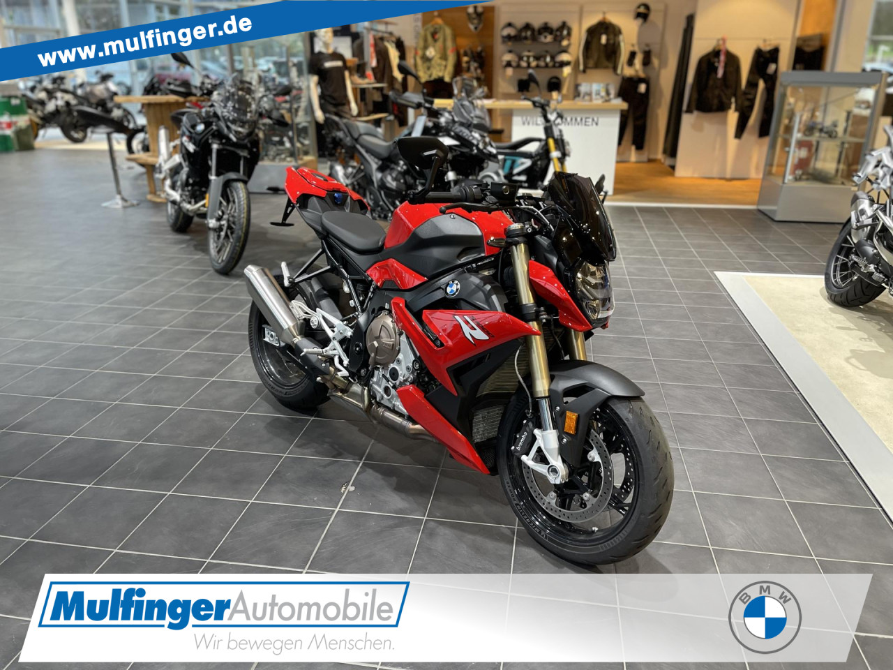 BMW S1000R mit Windschild und Tanktasche