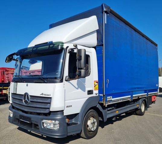 Mercedes-Benz 823 L Atego Schiebeplane li. Ladebordwand AHK
