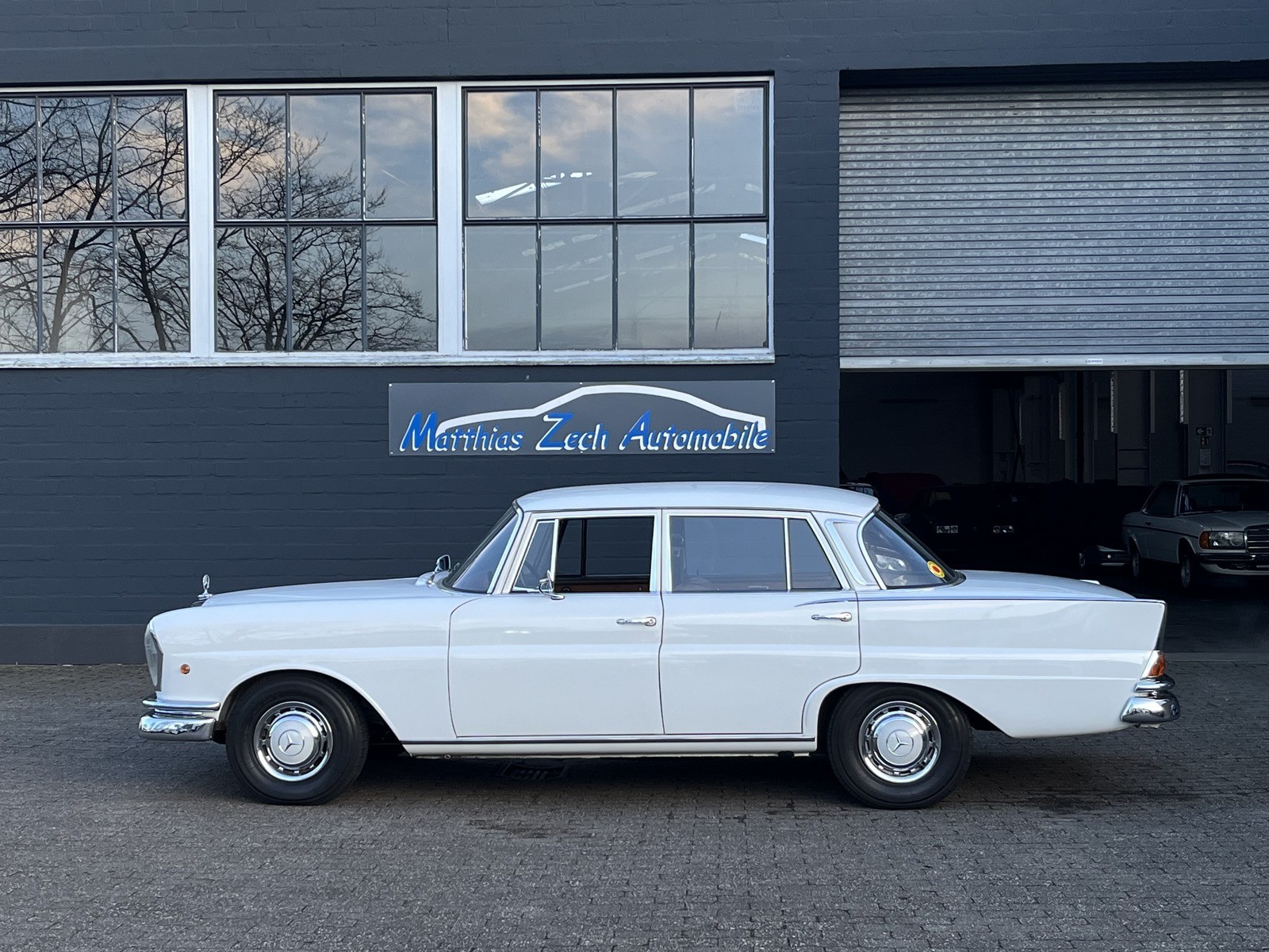 Mercedes-Benz 230