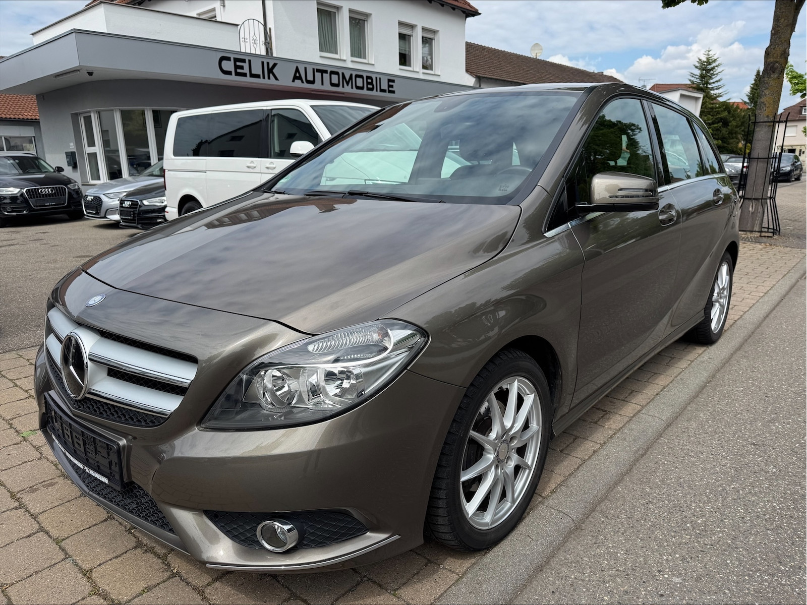 Mercedes-Benz B 180