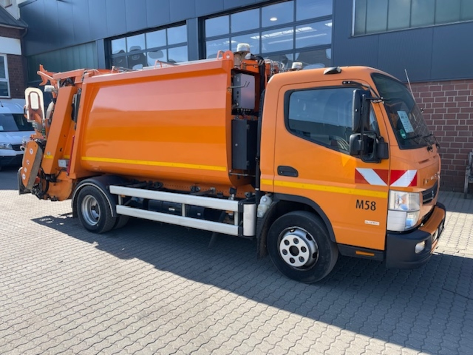 Mitsubishi FUSO Canter 2x4