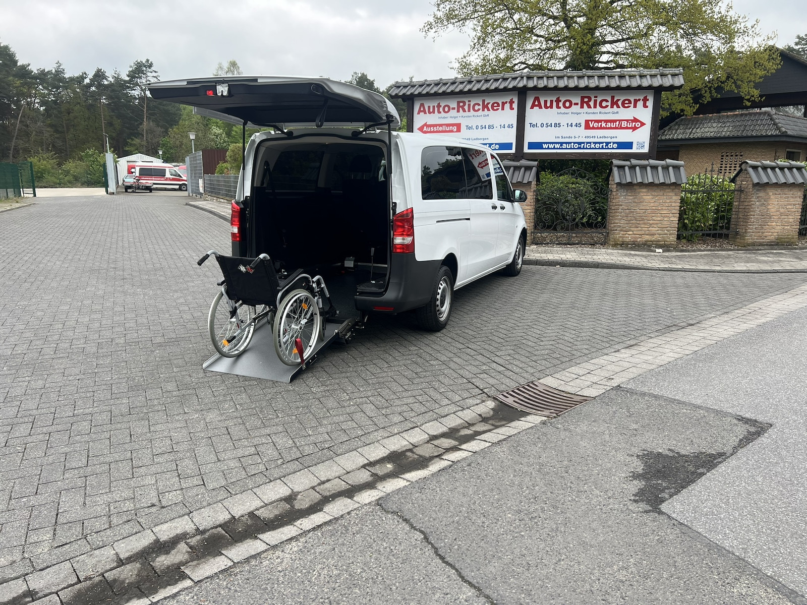 Mercedes-Benz Vito Tourer 111 CDI Pro extralang, neuer Rollstuhlumbau